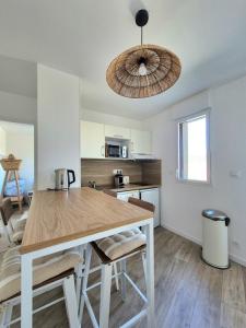 Køkken eller tekøkken på Beautiful apartment with balcony and garden