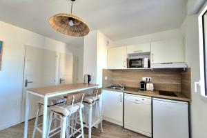 Køkken eller tekøkken på Beautiful apartment with balcony and garden