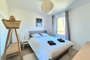 En eller flere senge i et værelse på Beautiful apartment with balcony and garden