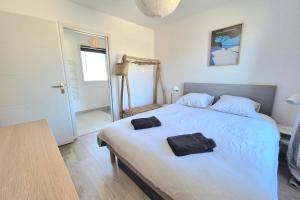 En eller flere senge i et værelse på Beautiful apartment with balcony and garden