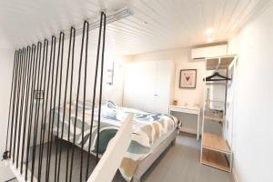 1 dormitorio con 1 cama en una jaula en Studio with sea view, en Orcino