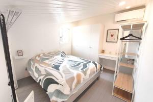 1 dormitorio con cama con estampado de cebra y estantería en Studio with sea view, en Orcino 8 fotos más