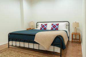 ein Schlafzimmer mit einem Bett mit zwei Kissen darauf in der Unterkunft Charmingrusticcabinfarmpet Friendlyaffordable in Saint Jo