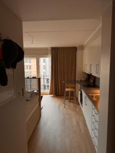 eine Küche mit einer Theke, einem Tisch und einem Fenster in der Unterkunft My Little Boat House in Oslo