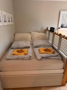 ein Bett in einem Zimmer mit zwei Handtüchern darauf in der Unterkunft My Little Boat House in Oslo