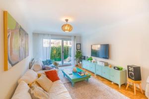 Μια τηλεόραση ή/και κέντρο ψυχαγωγίας στο Acogedora habitación en apartamento con terraza