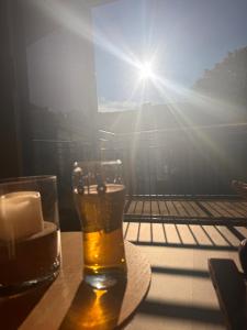 ein Glas Bier auf einem Tisch in der Unterkunft My Little Boat House in Oslo
