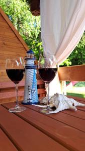 Dos copas de vino y un faro en una mesa. en Domki Tyfami - Dom 3, en Jarosławiec 23 fotos más