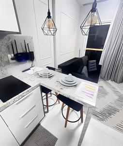 eine Küche und ein Wohnzimmer mit Tisch und Stühlen in der Unterkunft 809 Studio Ideal for Vacation and Business Sea View in Salvador