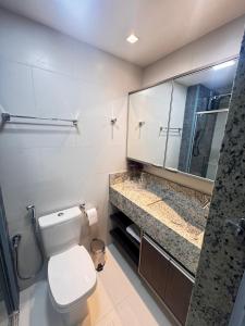 ein Badezimmer mit Toilette, Waschbecken und Spiegel in der Unterkunft 809 Studio Ideal for Vacation and Business Sea View in Salvador + 23 Fotos