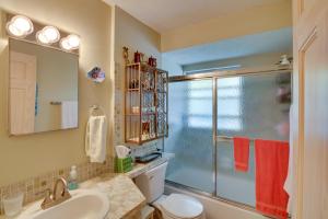 ボニータ・スプリングスにあるBoho-Style Escape with Patio about 3 Mi to Bonita Beach!のシャワー、洗面台、トイレ付きのバスルーム +42枚の写真