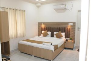 Postel nebo postele na pokoji v ubytování Hotel JK Height's Miyapur, Near Lingampally Railway Station