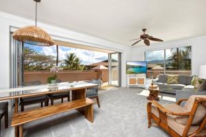 un salon avec une table et des chaises dans l'établissement Stunning Views 2-Bedroom Villa at Honua Kai Hokulani by KBM, à Kaanapali Airport