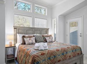 une chambre avec un lit et deux fenêtres dans l'établissement Broken Bow Cabin with Hot Tub, Deck & BBQ, à Broken Bow