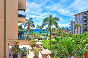une vue aérienne d'un complexe hôtelier avec des palmiers dans l'établissement 1-Bedroom Villas at Honua Kai Hokulani by KBM, à Kaanapali Airport