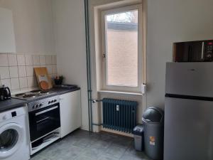 Η κουζίνα ή μικρή κουζίνα στο Gemütliches 3 Zimmer Apartment mit Küche und Garten +3 φωτογραφίες