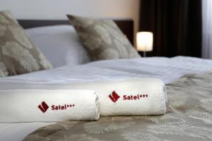Rúm í herbergi á Hotel SATEL