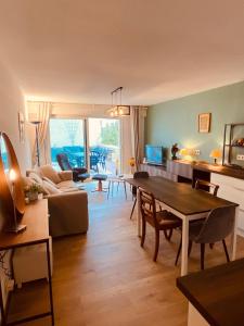 a living room with a couch and a table at Le Louisiane in Le Touquet-Paris-Plage