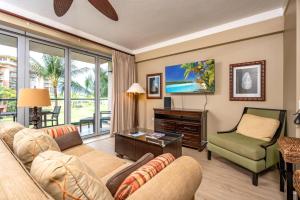 un salon avec un canapé et une télévision dans l'établissement 1-Bedroom Villas at Honua Kai Hokulani by KBM, à Kaanapali Airport