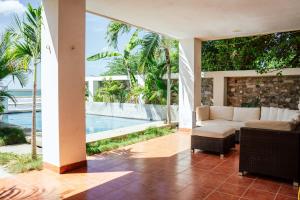 SalinasにあるPopoyo Beach House, Pool and Surfのリビングルーム(ソファ付)が備わり、プールの景色を望めます。 +17枚の写真