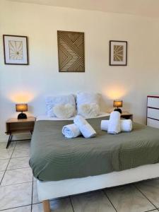 a bedroom with two beds with white pillows at Chill Room - Disneyland Paris in Montry
