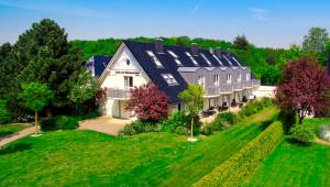 蒂門多爾費爾斯特蘭德的住宿－Strandgrün Golf- & Spa Resort，享有大型房屋的空中景致,设有太阳能电池板