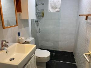 Ένα μπάνιο στο Precioso apartamento en primera linea de mar Beautiful apartment on the first line of the sea