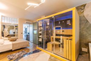 a room with a bed and a glass wall at VBM Suite & SPA Apartments in Bari