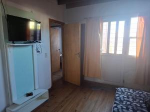 Zimmer mit einem TV auf dem Kühlschrank in der Unterkunft clara mar in Santa Clara del Mar