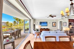 un salon avec un canapé et une salle à manger dans l'établissement 3-Bedroom Villas at Honua Kai Konea by KBM, à Kaanapali Airport