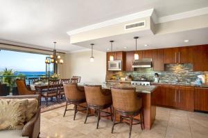 une cuisine ouverte et une salle à manger avec vue sur l'océan dans l'établissement 3-Bedroom Villas at Honua Kai Konea by KBM, à Kaanapali Airport