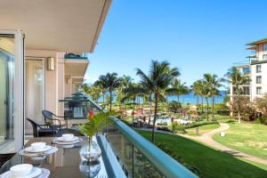 d'un balcon avec des tables et une vue sur l'océan. dans l'établissement KBM Resorts FREE CAR Honua Kai Konea Oceanfront 2-Bedroom Condo with Private BBQ Large Balcony HKK-201, à Kaanapali Airport