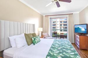 une chambre avec un grand lit blanc et une télévision dans l'établissement KBM Resorts FREE CAR Honua Kai Konea Oceanfront 2-Bedroom Condo with Private BBQ Large Balcony HKK-201, à Kaanapali Airport 291 autres photos