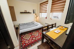 a small room with a bed and a dining table at Apartman No.32a-JollyKop in Kopaonik