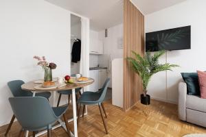 a small apartment with a dining room table and chairs at MINZ Studios in Bremen