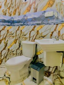 ein Badezimmer mit Toilette und Waschbecken in der Unterkunft Dream Villa in Batigama