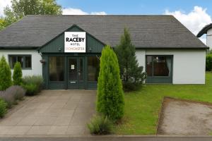 Un edificio con un cartel que dice "Motel oxidado" en The Raceby Hotel, Part of AG Collection, en Doncaster