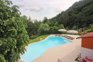 einen Blick über einen Pool mit Bergen im Hintergrund in der Unterkunft Casas da Paz by Gerês Casas in Geres