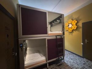 Un armario grande con un televisor encima. en Singer109 Hostel, Hotel & Apartment, en Berlín