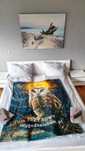 an image of an owl on a bed at TRZY SOWY prywatne pokoje 24h wygodnelokumpl in Bytom