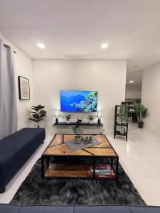 Una sala de estar con un sofá y una mesa de café. en Jodies Place Near Airport Cozy Homestay, en Puerto Princesa City