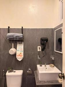 un baño con inodoro y lavabo en Jodies Place Near Airport Cozy Homestay, en Puerto Princesa City