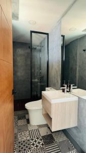 a bathroom with a sink and a toilet and a shower at Cardedeu Residence Cangrejera in La Libertad