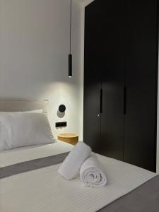 un lit blanc avec une serviette blanche dessus dans l'établissement Yannos 1930, à Nea Iraklitsa