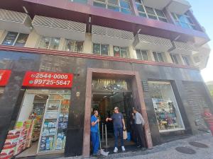 a group of people standing outside of a store at Lindo Studio Largo da Carioca Metrô VLT Lapa in Rio de Janeiro