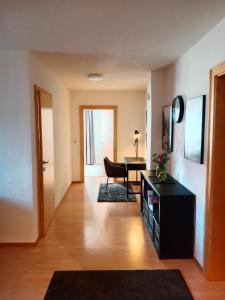 a living room with a table and a chair at 2-3 Personen Apartment mit Bergblick in Landeck