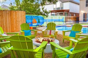 un groupe de chaises et un foyer dans une cour dans l'établissement Resort Style Backyard Pool Pickleball Court, à Lake Dallas