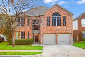une maison en briques rouges avec deux portes de garage dans l'établissement Resort Style Backyard Pool Pickleball Court, à Lake Dallas 67 autres photos