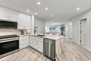 Η κουζίνα ή μικρή κουζίνα στο Lido Harbour South - Beachfront Condo with Heated Pool & Sunset Views