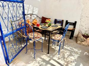MharbachezFatii-essaouira的桌子、两把椅子、一张桌子和一张桌子